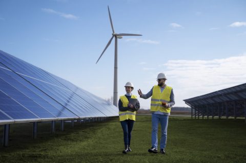 ingenieurs environnement plein regime travaillant ensemble - Évolution des profils de cadres dirigeants avec l'émergence des énergies vertes